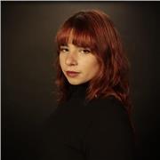 Profesora de danza contemporánea con experiencia y formación profesional.